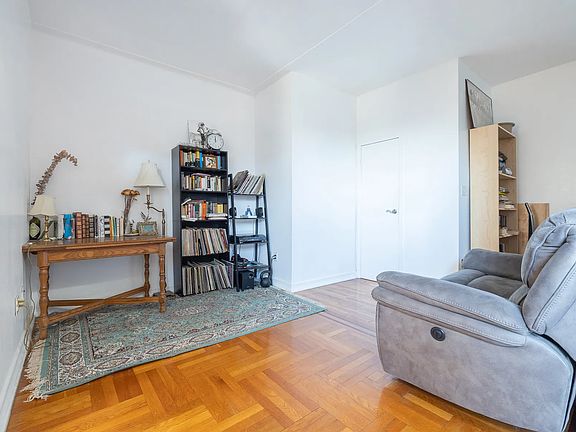 4th image of 2913 Foster Ave #5A
