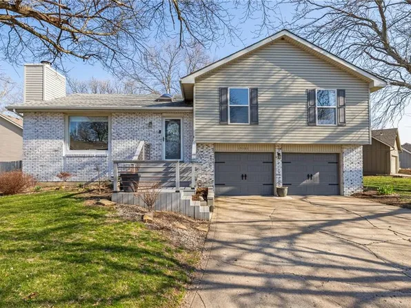 15101 S Blackfoot Dr, Olathe, KS 66062