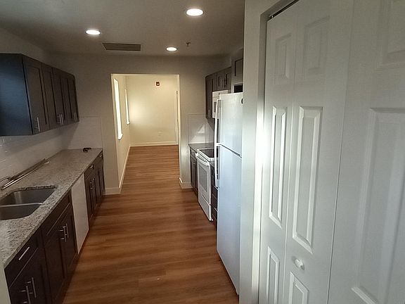 3rd image of 110 N Jefferson St