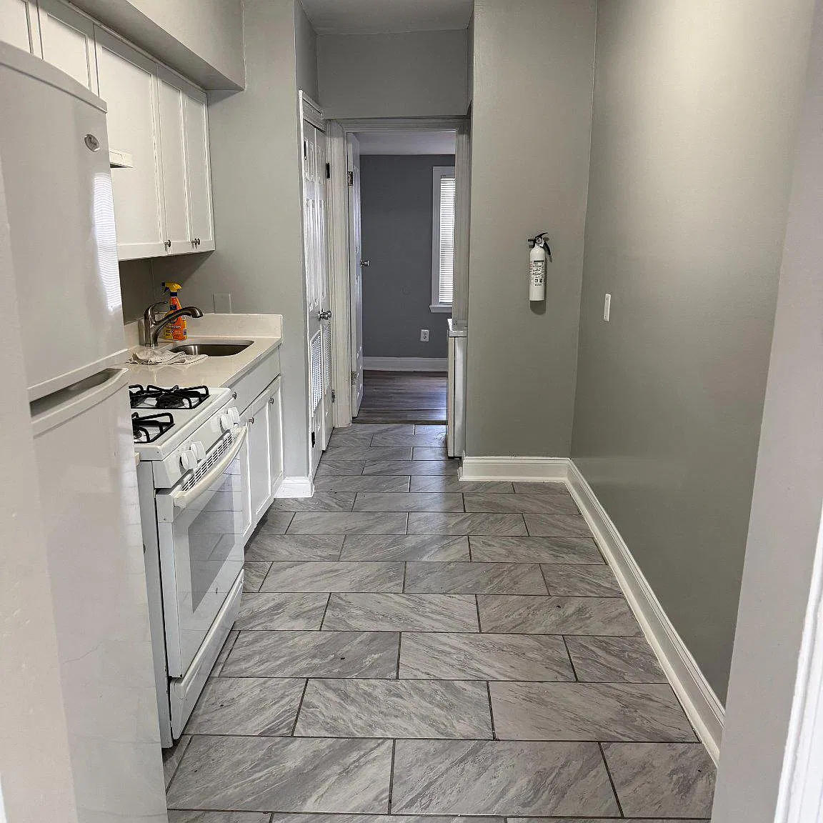 3 bed, 1.0 bath, 900 sqft, $4,000 — Photo 1