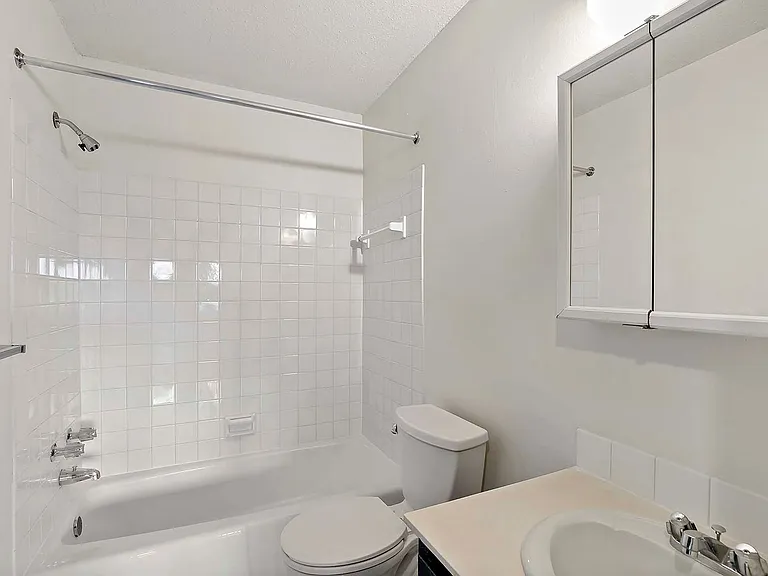 Winnetka Village Apts — Photo 33