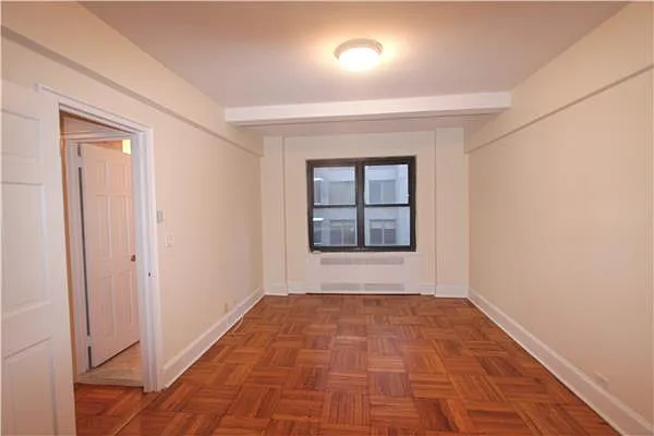 Rented by Siderow Residential Group | media 1