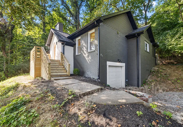 104 Overbrook Dr — Photo 1