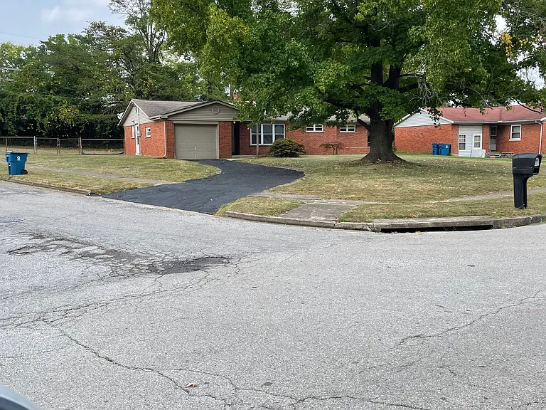201 Markham Dr — Photo 1
