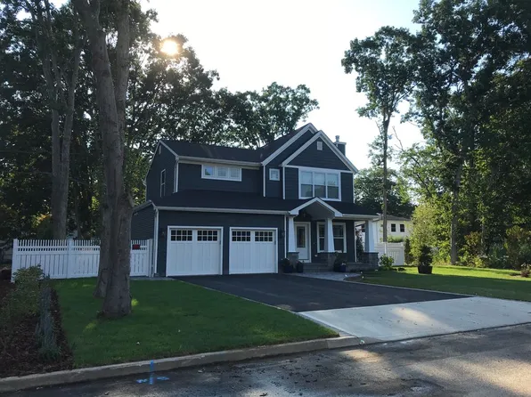 16 Dorothy St, Nesconset, NY 11767