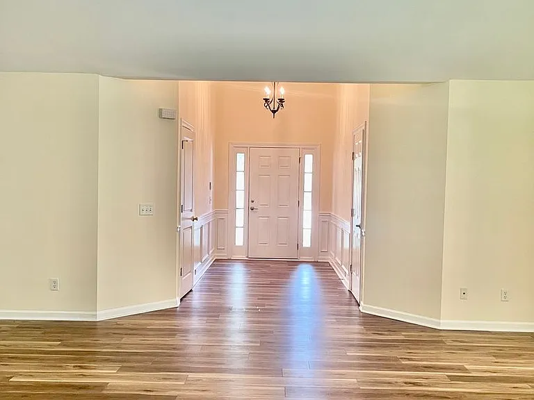 373 Southgate Dr — Photo 5