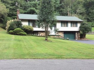 1431 Valley View Dr, Big Stone Gap, VA 24219
