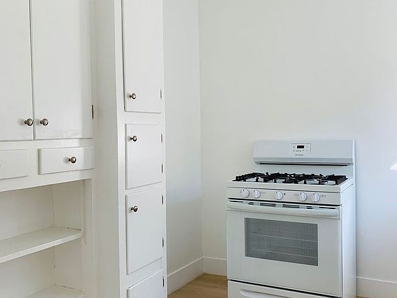 5th image of 727 W 74th St #9022760