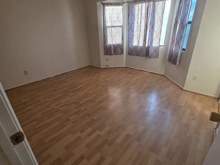 1120 Safford St — Photo 9