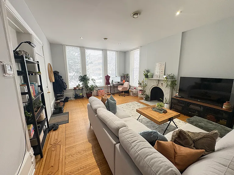 262 James St S #101 — Photo 1