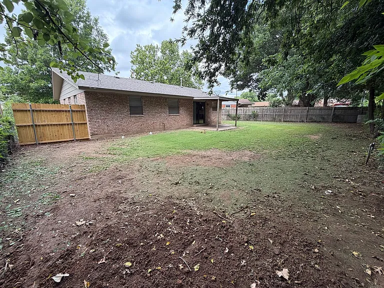 1011 Raleigh Cir — Photo 19