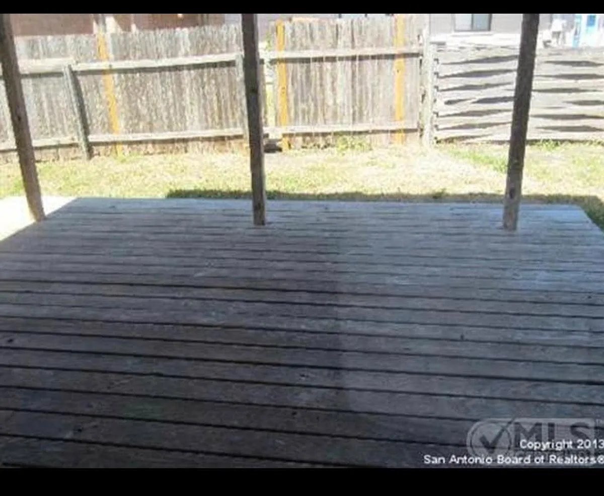 Side yard deck - 5514 Roanwood