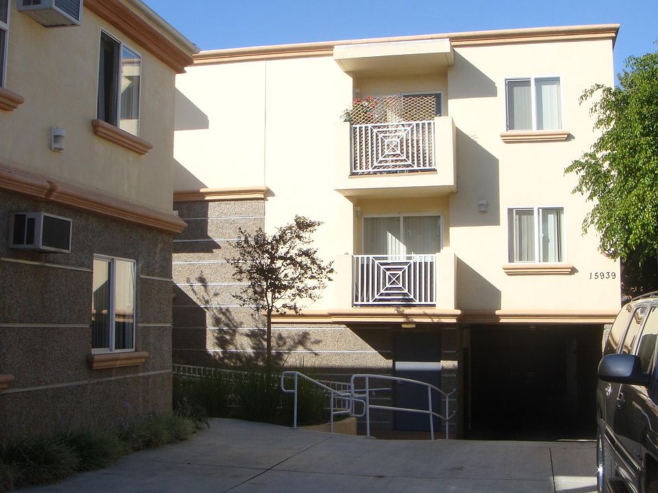 1st image of 15939 Victory Blvd APT 103