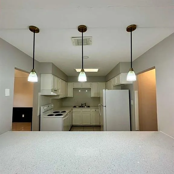 900 E Dallas Ave #17 — Photo 3