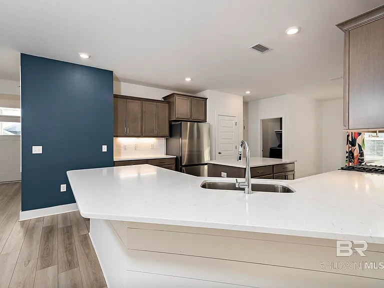 231 Bronze St — Photo 2
