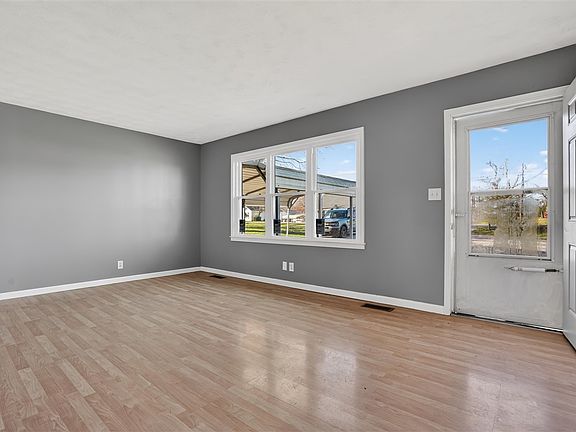 3rd image of 760 N Main St