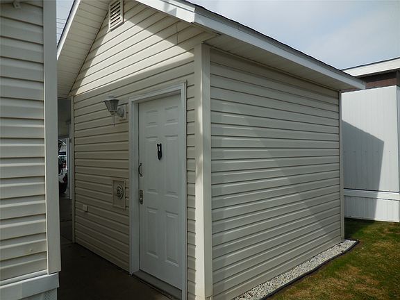 2nd image of 913 Selinger Ave