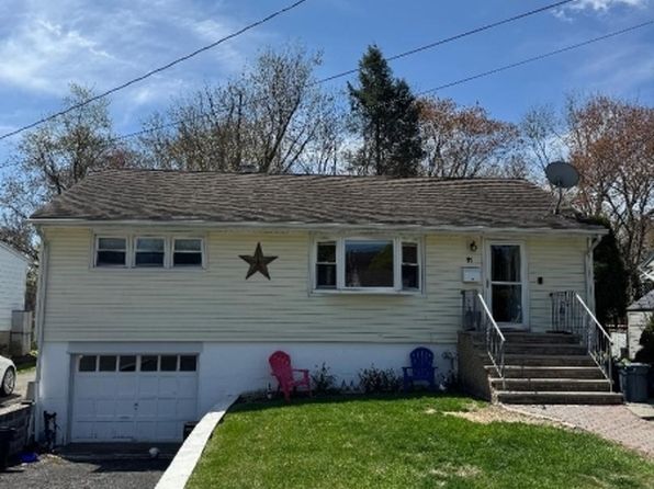11 Poplar St, Bloomingdale Boro, NJ 07403