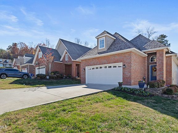 2nd image of 1033 Gothic Manor Ln