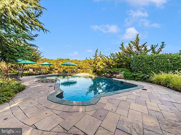 4th image of 22321 Essex View Dr