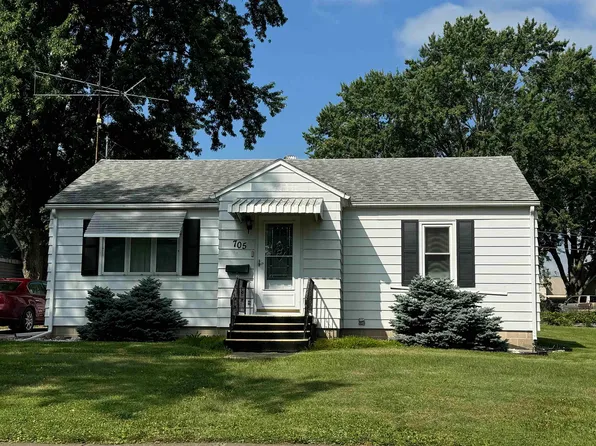 705 Cedar St, Charles City, IA 50616