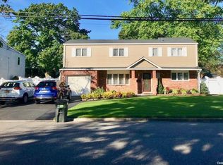 288 W 22nd St, Deer Park, NY 11729