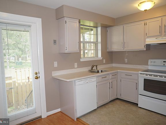 5th image of 2827C S Wakefield St