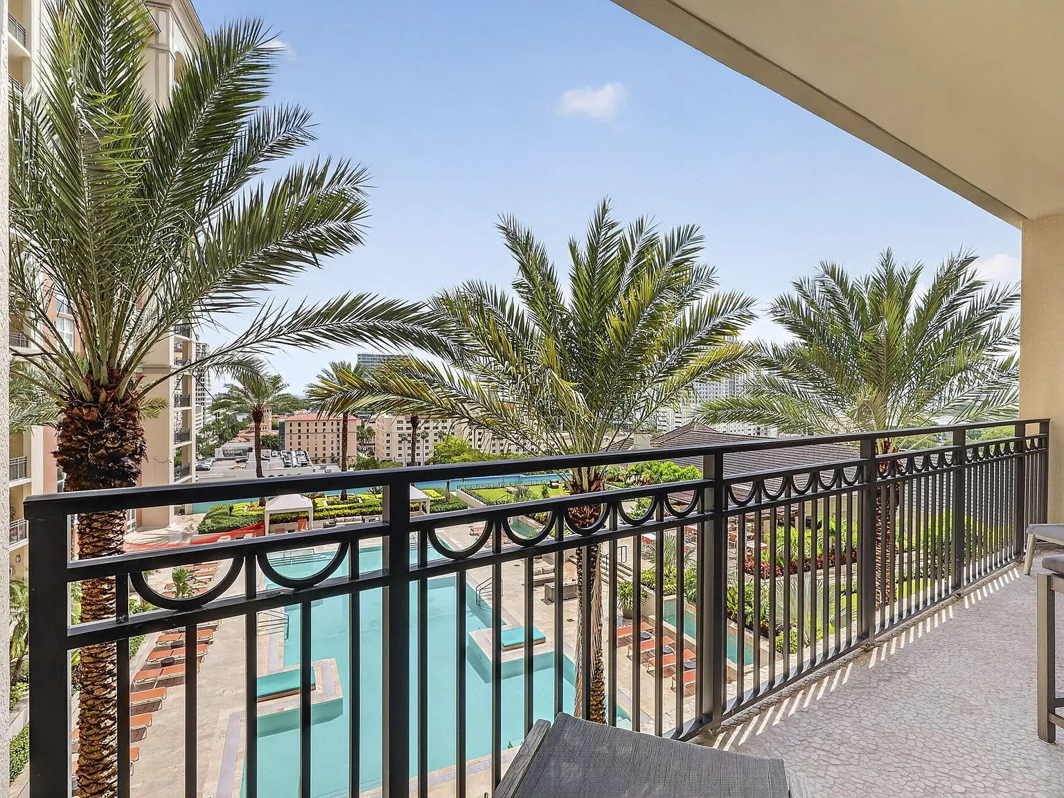 2 bed, 2.0 bath, 1285 sqft, $5,750 — Photo 4