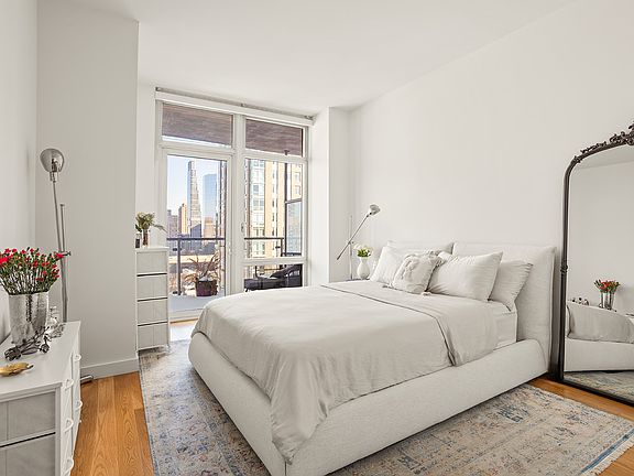 5th image of 555 W 59th St APT 21A
