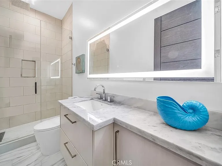 242 S Broadway — Photo 19