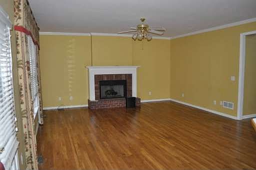 3rd image of 802 Hillcrest Ln