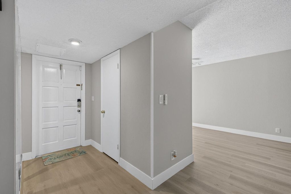 3107 N Palm Aire Drive, photo 3