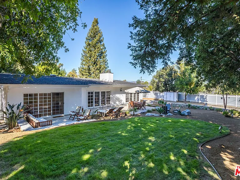 23826 Burbank Blvd — Photo 23