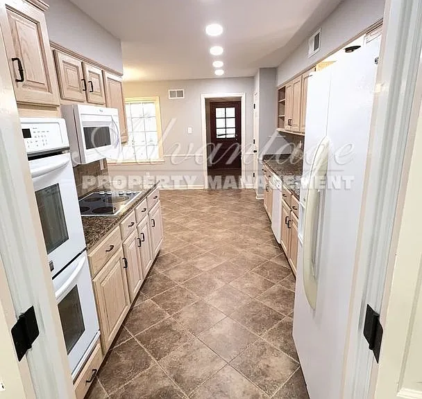 7253 Stamford Dr — Photo 4