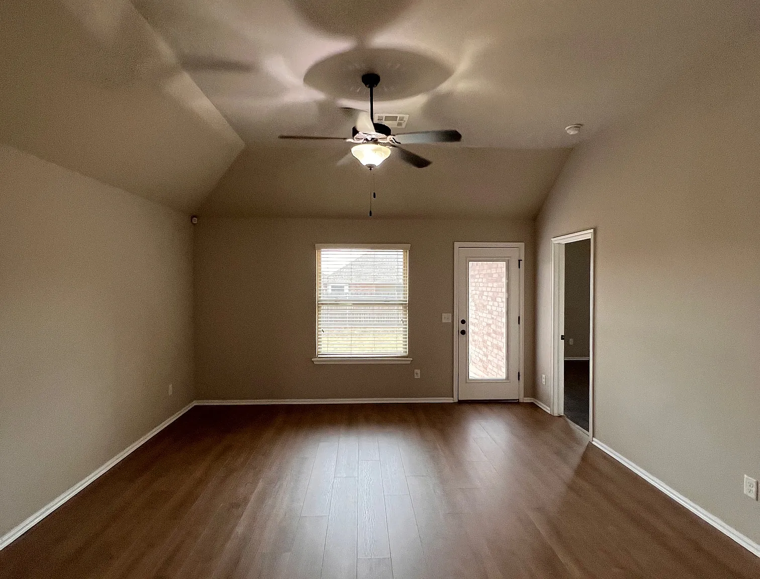 3 bed, 1317 sqft, $1,900 — Photo 3