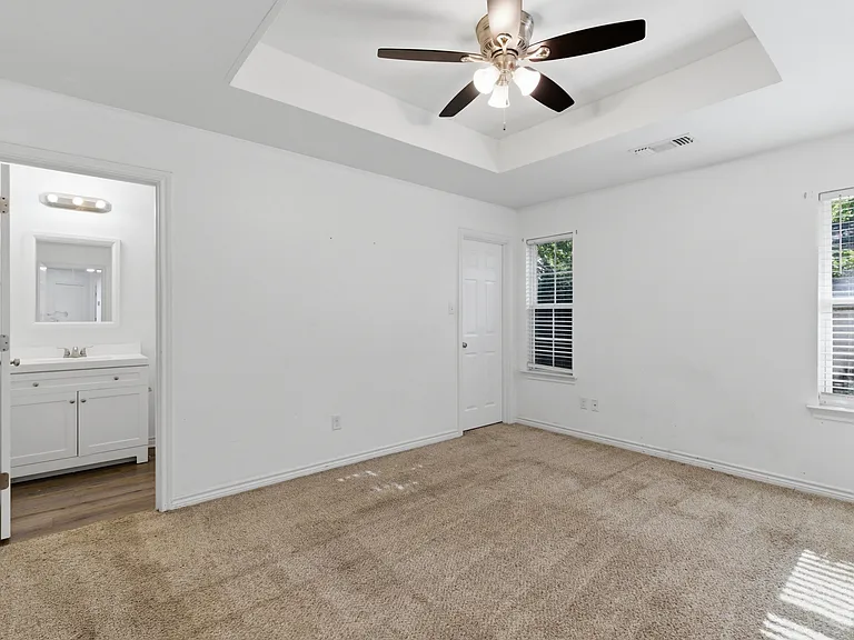 521 E Sears St — Photo 17