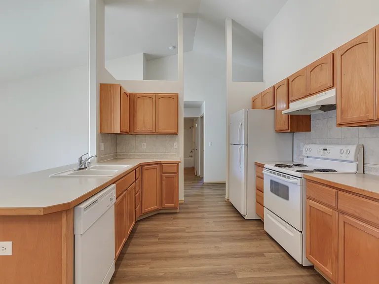 10710 E 11th Ln — Photo 7