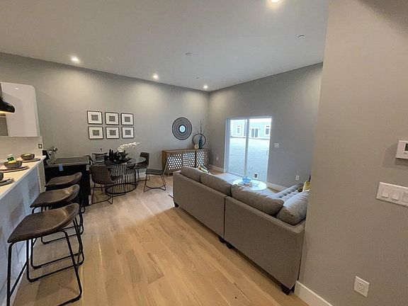 3rd image of 60 Cross St E #322