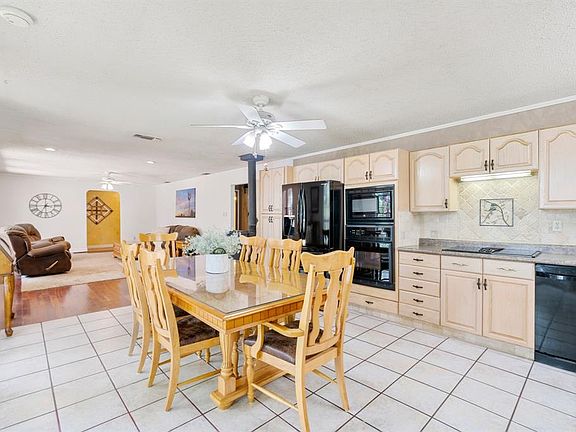 5th image of 928 Pelican Dr