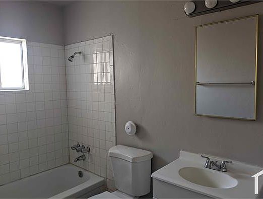 4th image of 2719 W Maryland Ave #3