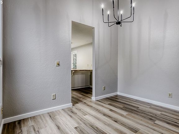 4th image of 33 Oriole Ln