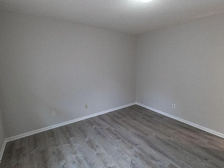 1913 Greenleaves Ct — Photo 27