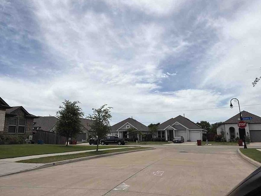Exterior Neighborhood (street photo)