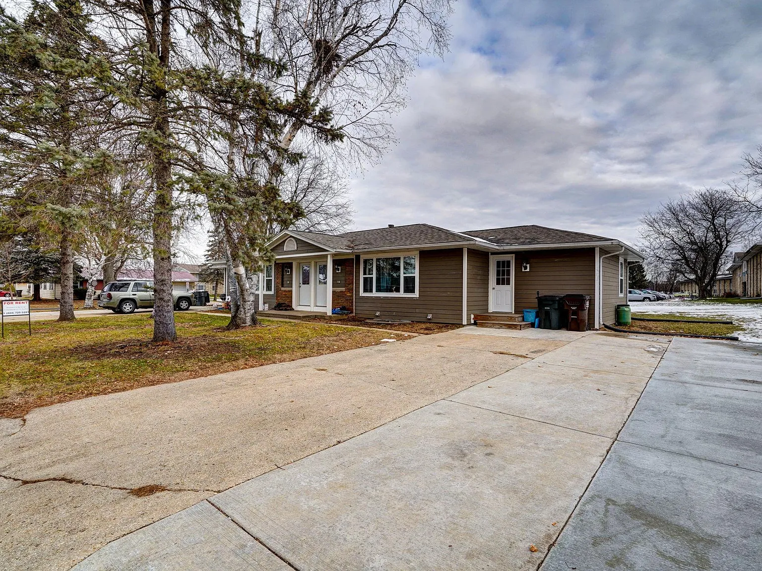 647 N Walton Dr — Photo 2
