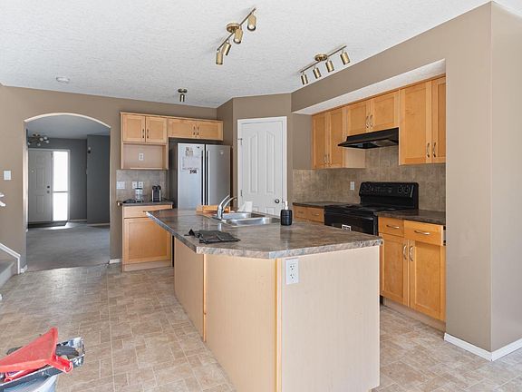 5th image of 23 Saddlecrest Way NE
