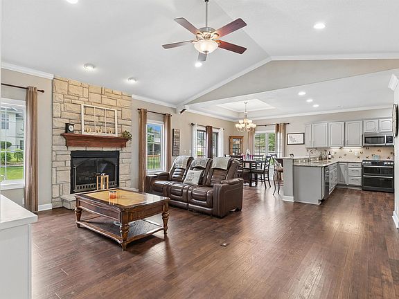 2nd image of 2709 Falcon Ln