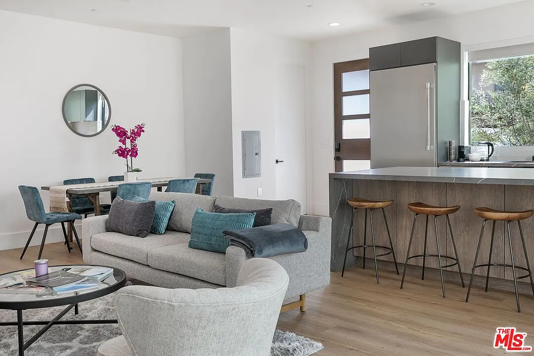2 bed, 2.5 bath, 1600 sqft, $8,800 — Photo 3