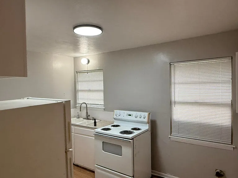 415 W Rainey St #B — Photo 8