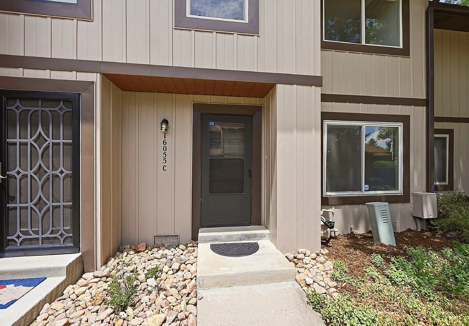 2 bed, 1.5 bath, 1190 sqft, $2,041 — Photo 3