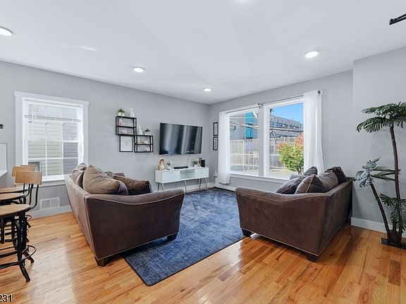 4th image of 428 Peshine Ave